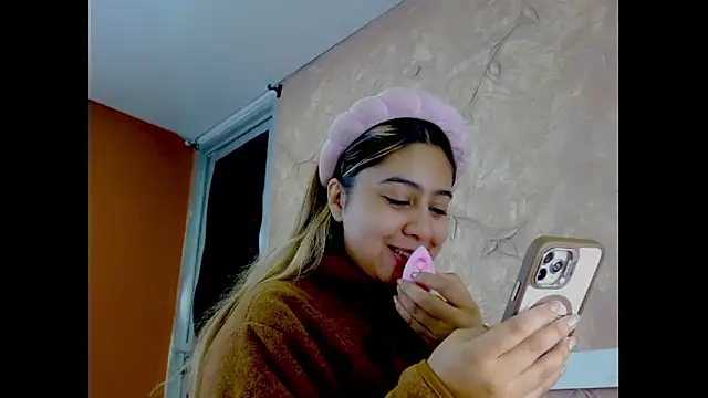 Miabonnett  online show from January 12, 1:40 pm