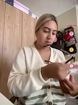 Miabonnett  online show from May 5, 2:42 pm
