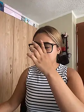 Snapshot of Miabonnett_ chatting on July 9, 3:22 pm Miabonnett online show from July 9, 3:22 pm