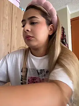 Snapshot of Miabonnett_ chatting on June 18, 3:17 pm Miabonnett online show from June 18, 3:17 pm