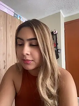 Snapshot of Miabonnett_ chatting on July 7, 3:26 pm Miabonnett online show from July 7, 3:26 pm