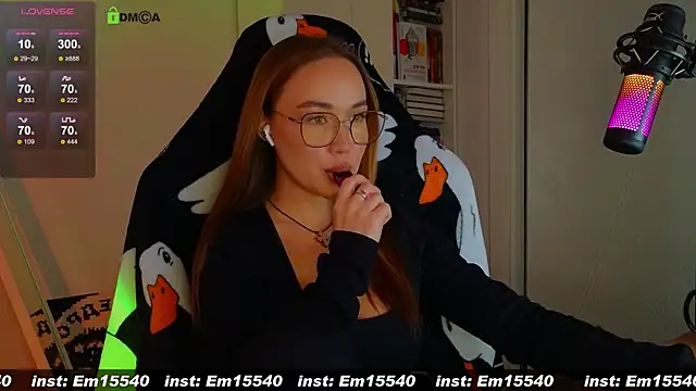 Snapshot of Emili1- chatting on January 15, 9:56 am Emili1- online show from January 15, 9:56 am