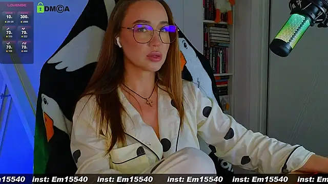 Snapshot of Emili1- chatting on January 21, 8:52 am Emili1- online show from January 21, 8:52 am