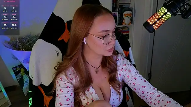 Snapshot of Emili1- chatting on October 20, 1:33 pm Emili1- online show from October 20, 1:33 pm