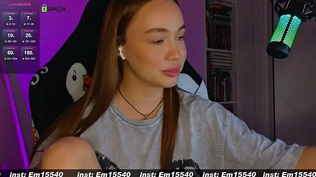 Snapshot of Emili1- chatting on December 5, 2:28 pm Emili1- online show from December 5, 2:28 pm