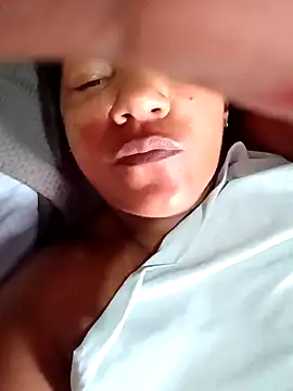 Snapshot of Grazzy85 chatting on February 13, 11:28 am Grazzy85 online show from February 13, 11:28 am