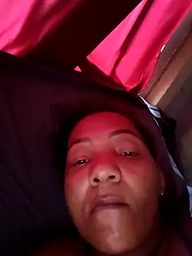 Snapshot of Grazzy85 chatting on February 7, 10:40 am Grazzy85 online show from February 7, 10:40 am