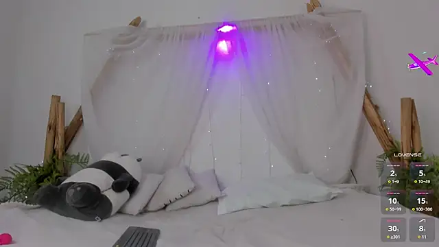 Snapshot of _RedMoon chatting on December 14, 6:46 pm RedMoon online show from December 14, 6:46 pm