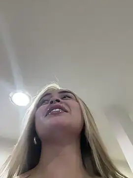 Snapshot of emma_oxford chatting on February 28, 2:44 am emma oxford online show from February 28, 2:44 am