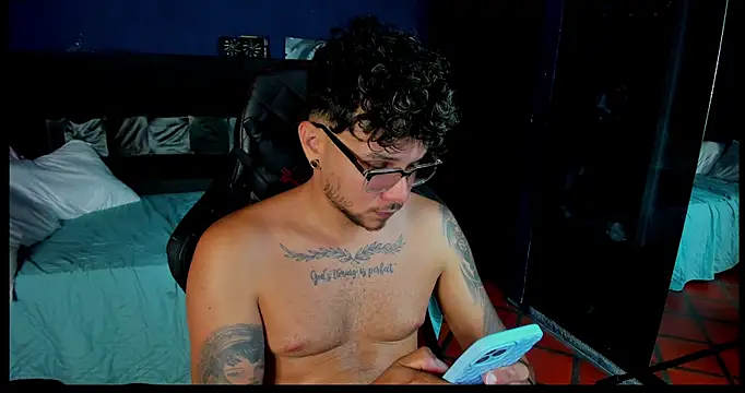 Snapshot of kenintoro chatting on December 15, 7:31 pm kenintoro online show from December 15, 7:31 pm