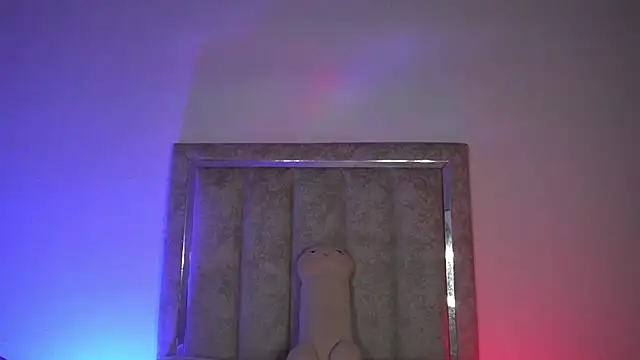 Snapshot of little-Emma chatting on July 9, 12:33 am little-Emma online show from July 9, 12:33 am