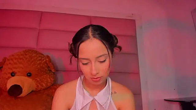 Snapshot of little-Emma chatting on November 12, 11:08 pm little-Emma online show from November 12, 11:08 pm