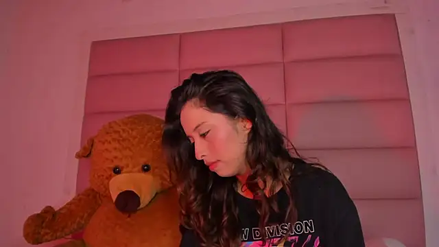 Snapshot of little-Emma chatting on November 7, 11:41 pm little-Emma online show from November 7, 11:41 pm