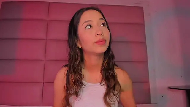 Snapshot of little-Emma chatting on November 15, 11:20 pm little-Emma online show from November 15, 11:20 pm