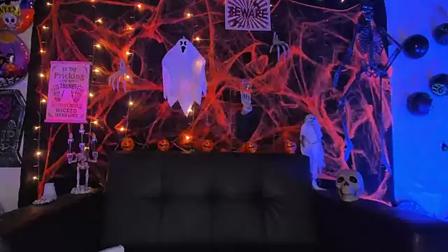 Snapshot of little-Emma chatting on October 31, 11:51 am little-Emma online show from October 31, 11:51 am