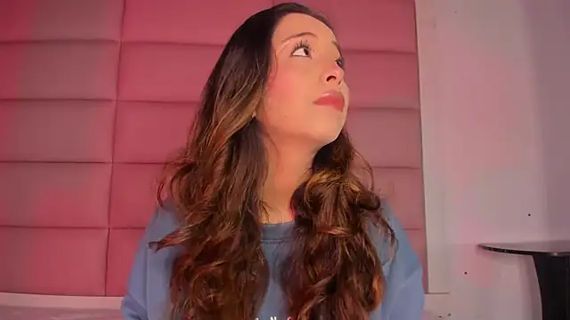 Snapshot of little-Emma chatting on November 23, 3:05 am little-Emma online show from November 23, 3:05 am