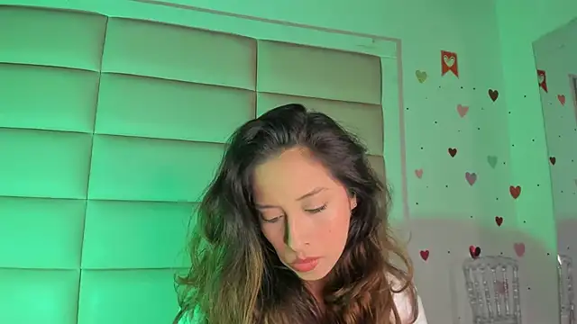 Snapshot of little-Emma chatting on October 20, 12:13 am little-Emma online show from October 20, 12:13 am