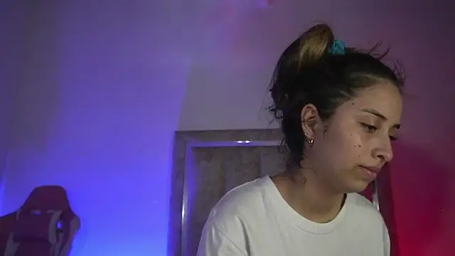 Snapshot of little-Emma chatting on July 1, 11:27 pm little-Emma online show from July 1, 11:27 pm