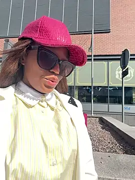 Black Dolll online show from April 14, 12:32 pm