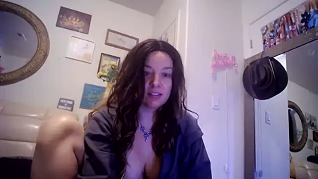 Snapshot of MonroeLoves chatting on November 11, 3:40 pm MonroeLoves online show from November 11, 3:40 pm