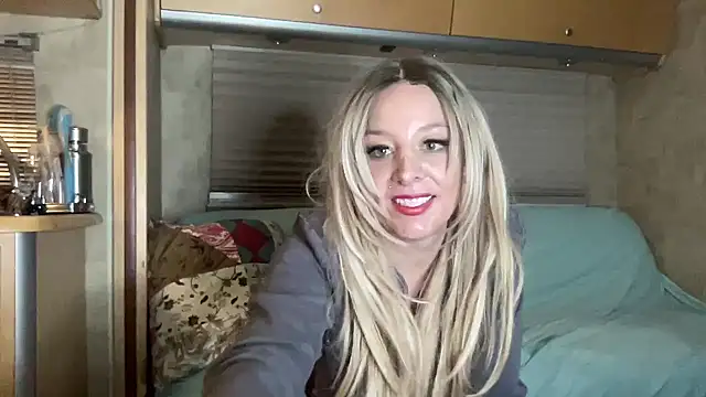 Snapshot of MonroeLoves chatting on December 15, 5:02 am MonroeLoves online show from December 15, 5:02 am