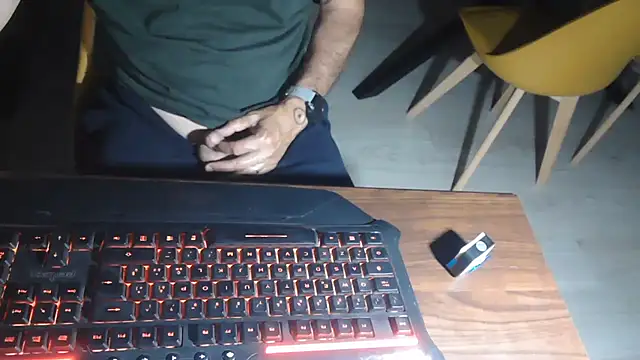 Snapshot of Adri_gard chatting on May 26, 8:29 pm Adri gard online show from May 26, 8:29 pm