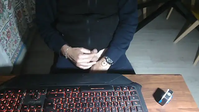 Snapshot of Adri_gard chatting on November 10, 9:42 pm Adri gard online show from November 10, 9:42 pm