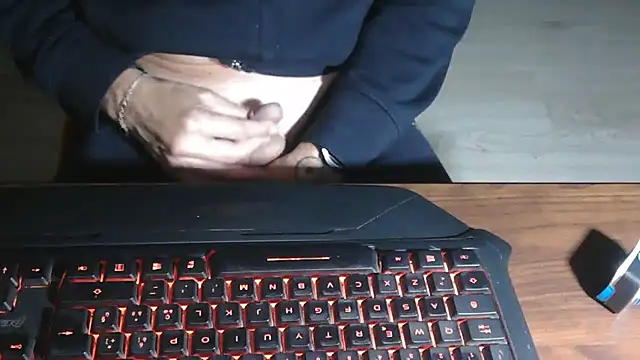 Snapshot of Adri_gard chatting on November 16, 10:24 pm Adri gard online show from November 16, 10:24 pm