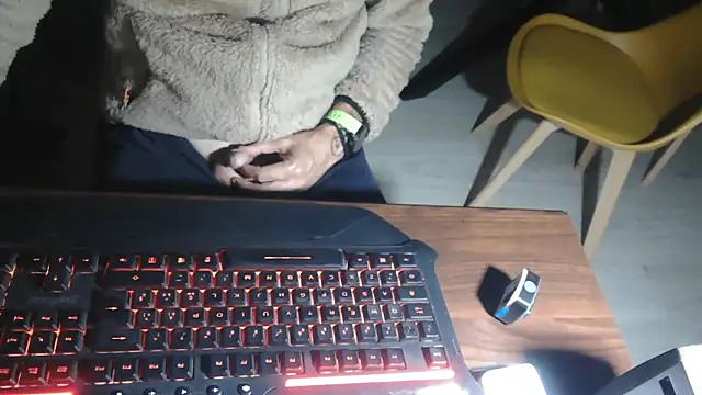 Snapshot of Adri_gard chatting on May 19, 8:27 pm Adri gard online show from May 19, 8:27 pm