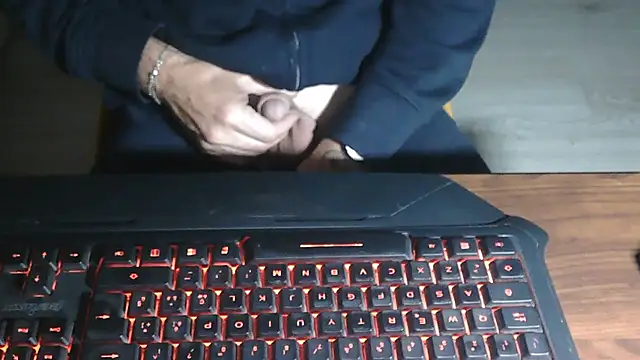 Snapshot of Adri_gard chatting on November 6, 10:03 pm Adri gard online show from November 6, 10:03 pm