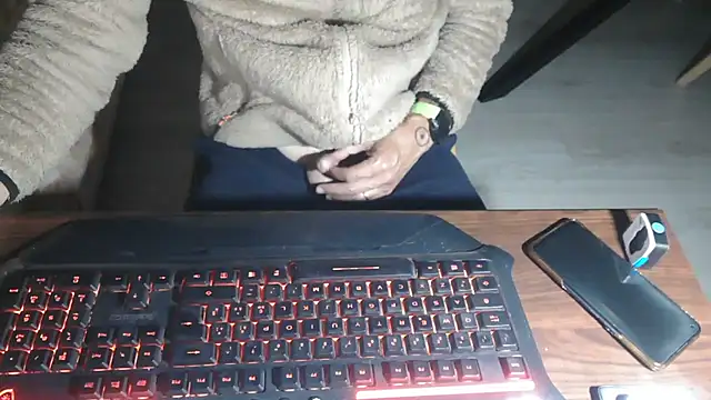 Snapshot of Adri_gard chatting on May 4, 8:33 pm Adri gard online show from May 4, 8:33 pm