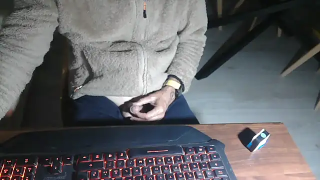 Snapshot of Adri_gard chatting on April 22, 8:37 pm Adri gard online show from April 22, 8:37 pm