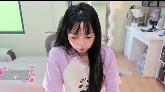 Snapshot of Nery_Asian chatting on June 27, 7:47 am Nery Asian online show from June 27, 7:47 am