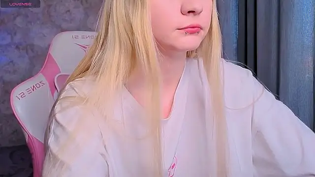 Snapshot of Milia_Parker chatting on June 15, 4:17 pm Milia Parker online show from June 15, 4:17 pm