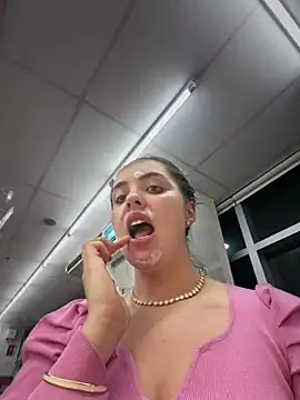 Alirawrz online show from February 4, 9:10 pm