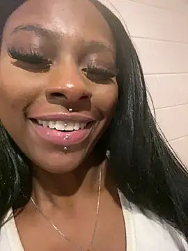 Snapshot of ebonysnow225 chatting on December 17, 6:51 am ebonysnow225 online show from December 17, 6:51 am