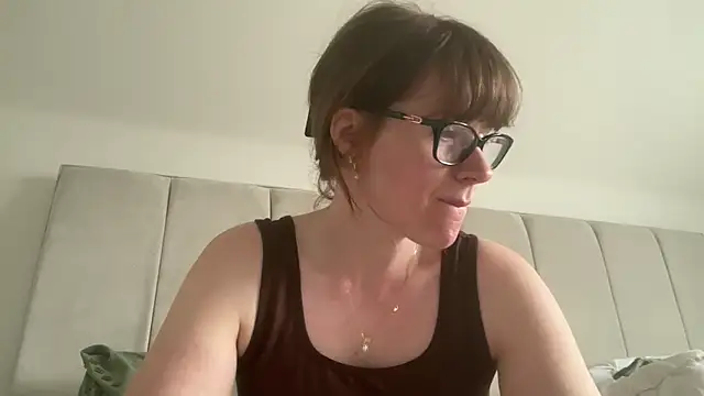 redheadrosie69 online show from May 4, 8:17 am