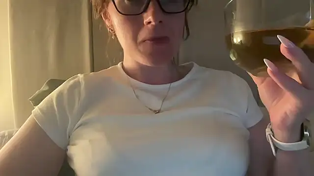 redheadrosie69 online show from May 7, 7:06 pm
