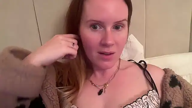 redheadrosie69 online show from October 2, 7:06 pm
