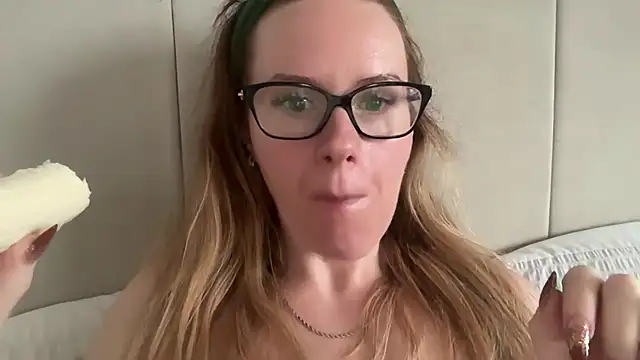 redheadrosie69 online show from November 23, 12:26 pm