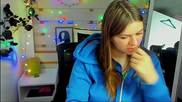 Josephine Kiss online show from April 15, 1:15 pm