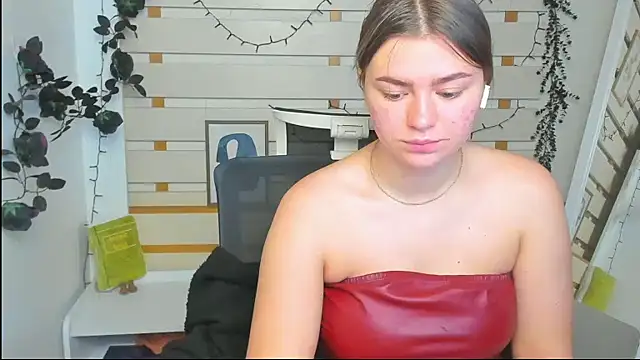 Josephine Kiss online show from May 7, 12:30 pm