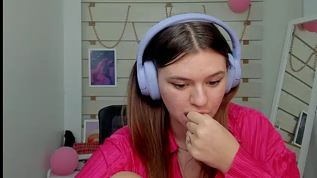 Josephine Kiss online show from February 26, 5:00 pm