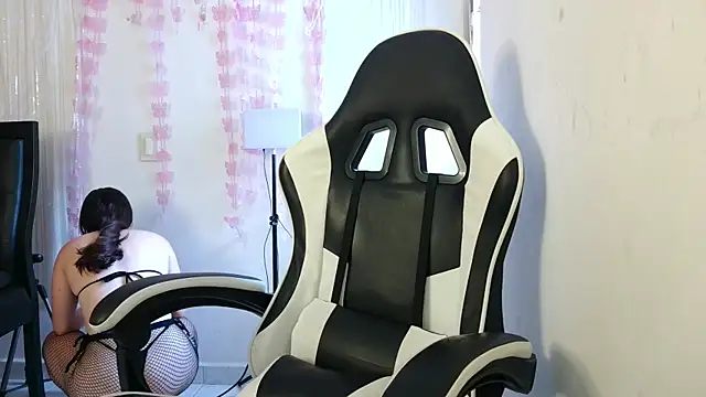 livgomez online show from September 19, 1:37 pm