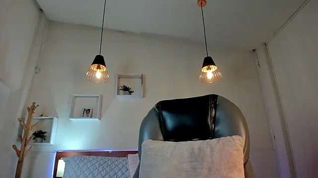 Jayden Jonnes online show from April 18, 11:45 am