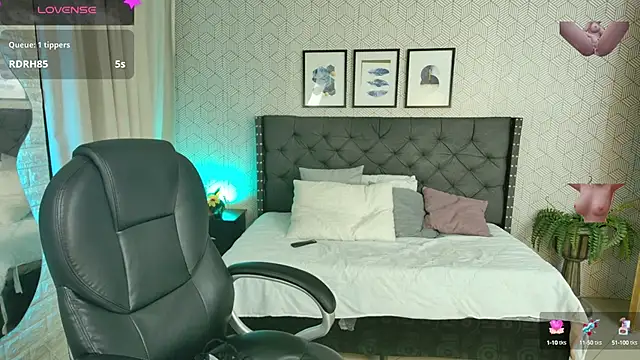 Snapshot of sussy__stone chatting on December 6, 6:55 pm sussy stone online show from December 6, 6:55 pm