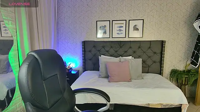 Snapshot of sussy__stone chatting on December 6, 12:44 pm sussy stone online show from December 6, 12:44 pm