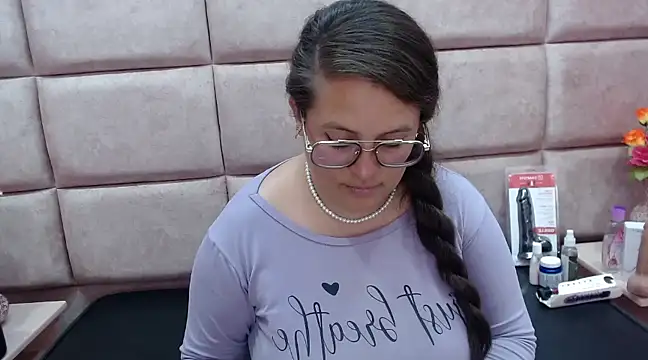 SaraThomso online show from February 9, 9:05 am