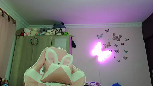 Snapshot of caroline_jonson chatting on July 5, 8:59 pm caroline jonson online show from July 5, 8:59 pm