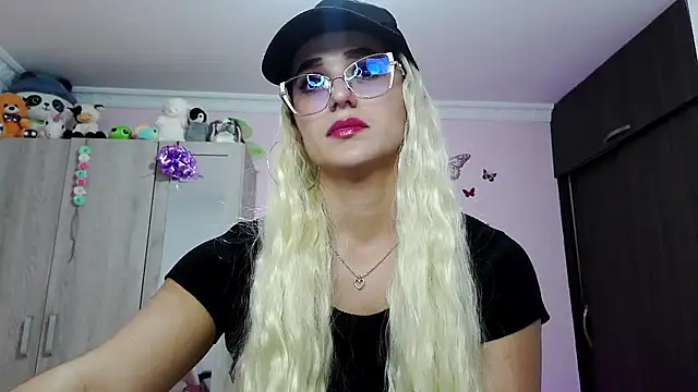 Snapshot of caroline_jonson chatting on February 23, 9:59 pm caroline jonson online show from February 23, 9:59 pm